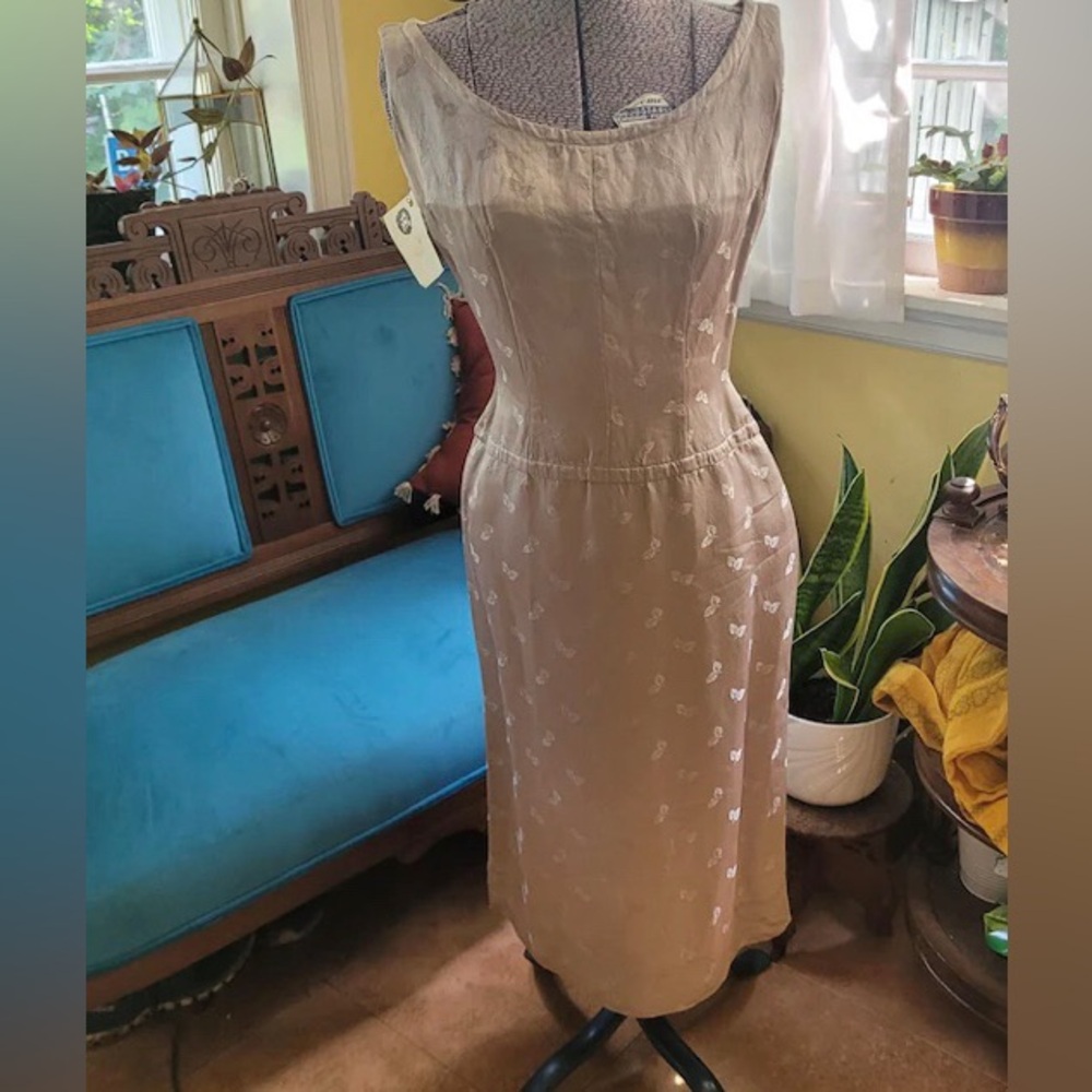 Vintage 1950s
Mr Mort. Classic sateen wiggle dress, beautiful leafy brocade
US4